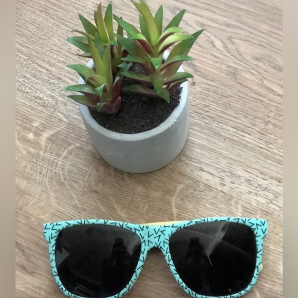 VINTAGE & AWESOME (CRAP EYEWEAR) SUNGLASSES.. #MUSTHAVE 🤩💚🧡💜💙 - Picture 6 of 9